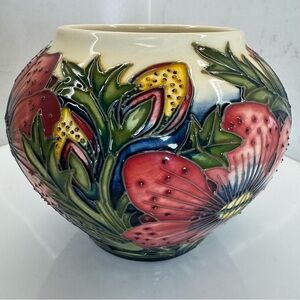 Moorcroft “Pheasant’s Eye” Vase by Shirley Hayes–2000 Signed Art Pottery England